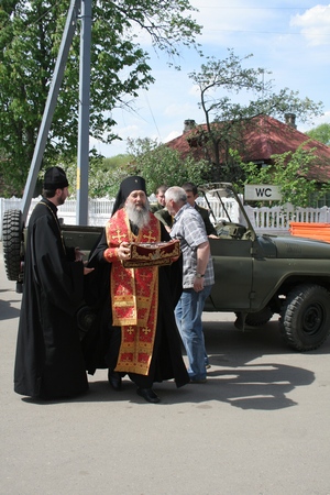 Архиепископ Феодосий вносит ковчег с мощами свт.Спиридона в монастырь 